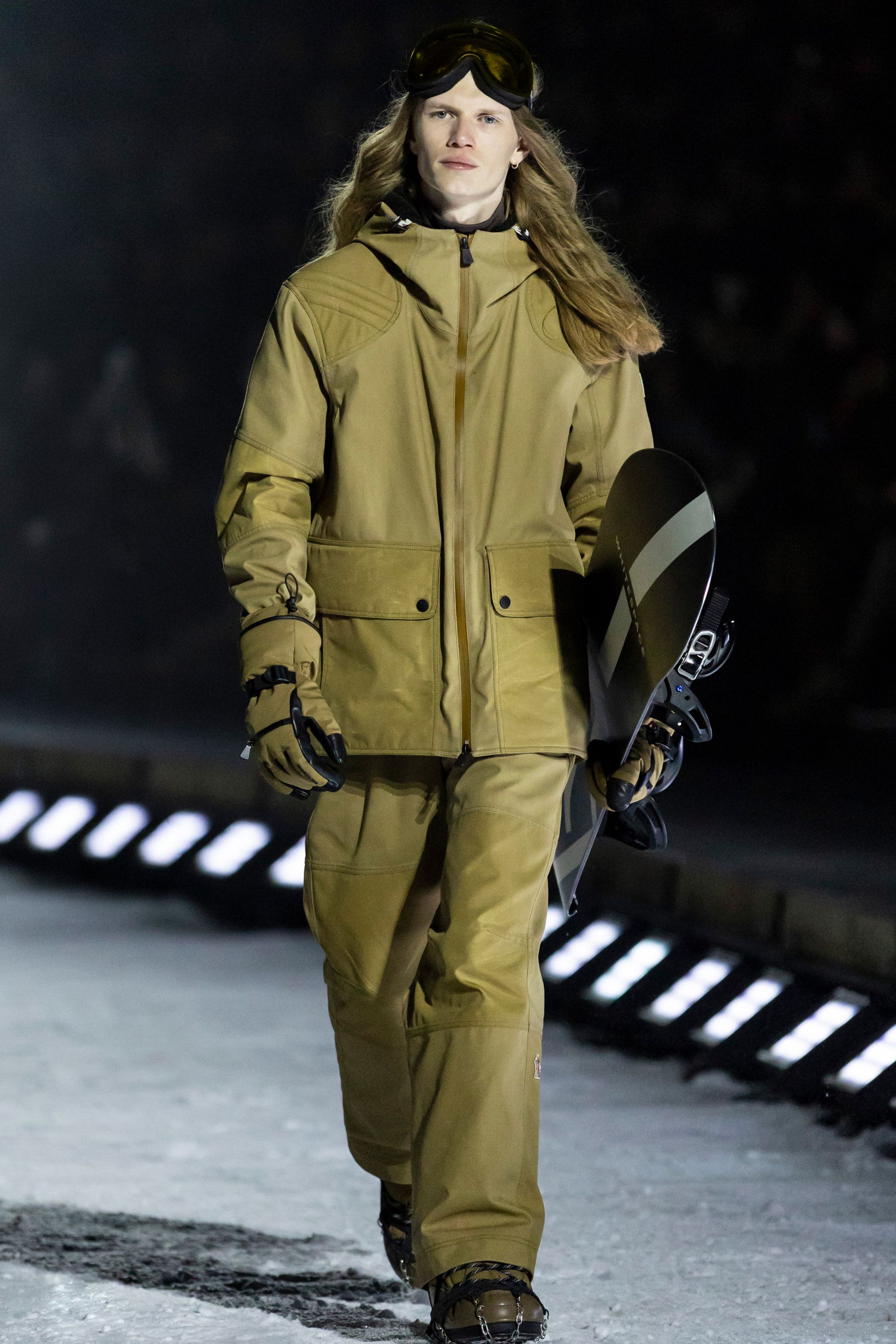 Moncler Grenoble将高山滑雪机能与都市冒险精神融合，羽绒、功能外壳与皮草细节交织出极寒环境下的时装表达，在冰雪跑道上释放硬核奢华-顽石频道趋势研究